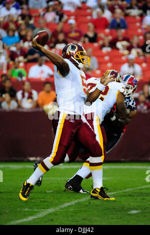 Agosto 13, 2010 - Landover, Maryland, Stati Uniti d'America - 13 August, 2010: Washington Redskins Quarterback DONOVAN MCNABB (#5) passa la palla contro le fatture della Buffalo in un gioco di preseason a FedEx in campo Landover, MD..Mandatory Credit: Rassi Borneo / Southcreek globale di credito (Immagine: © Southcreek globale/ZUMApress.com) Foto Stock