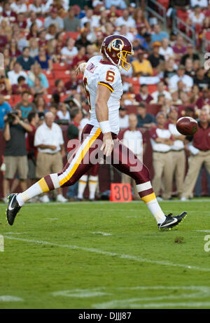 Agosto 13, 2010 - Landover, Maryland, Stati Uniti d'America - 13 August, 2010: Washington Redskins Punter JOSH BIDWELL sterline la sfera per le fatture della Buffalo durante la prima metà azione a FedEx in campo Landover, MD..Mandatory Credit: Rassi Borneo / Southcreek globale di credito (Immagine: Â© Southcreek globale/ZUMApress.com) Foto Stock