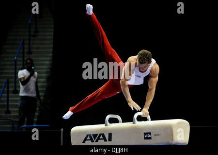 Agosto 13, 2010 - Hartford, Connecticut, Stati Uniti d'America - Agosto 13, 2010: JONATHAN HORTON esegue sul cavallo durante il 2010 Campionati visto uomini finale al centro XL a Hartford, Connecticut. Credito: Geoff Bolte / Southcreek globale di credito (Immagine: © Southcreek globale/ZUMApress.com) Foto Stock