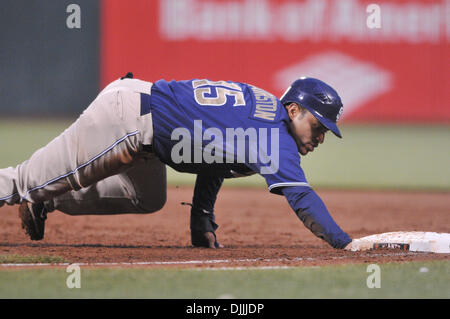 Agosto 13, 2010 - San Francisco, California, Stati Uniti d'America - 13 August, 2010: San Diego Padres interbase Jerry Hairston Jr. (#15) immersioni per primo durante il venerdi di gioco presso AT&T Park. Padres sconfiggere i giganti 3-2..Scott Beley / Southcreek globale di credito (Immagine: © Southcreek globale/ZUMApress.com) Foto Stock