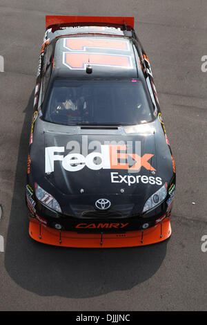 14 agosto 2010 - Brooklyn, Michigan, Stati Uniti d'America - 14 August 2010: NASCAR Sprint Cup Series conducente Denny Hamlin (11) durante la pratica per il Michigan International Speedway di Brooklyn, Michigan. Credito: Rey Del Rio / Southcreek globale di credito (Immagine: © Southcreek globale/ZUMApress.com) Foto Stock