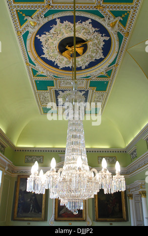 18Il thC Lampadario nella sala da ballo, in precedenza chiamato Grand camera, all'interno di Doncaster Mansion House, Doncaster, South Yorkshire, Regno Unito Foto Stock