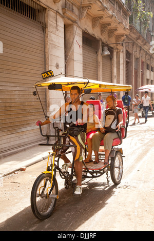 Le persone che viaggiano in bicicletta taxi, Havana Cuba Caraibi Foto Stock