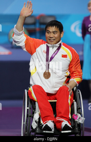 Jian Wang (Cina) (bronzo) nella mens 56kg powerlifting concorrenza a Londra 2012 Giochi paralimpici Foto Stock