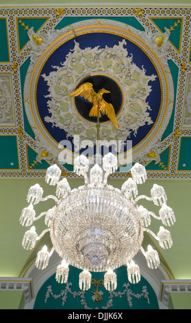 18Il thC Lampadario nella sala da ballo, in precedenza chiamato Grand camera, all'interno di Doncaster Mansion House, Doncaster, South Yorkshire, Regno Unito Foto Stock