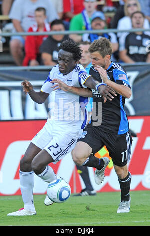 14 agosto 2010 - Santa Clara, California, Stati Uniti d'America - Agosto 14, 2010: Kansas City Wizards F Kei Kamara (23) cerca di controllare un lungo passaggio sotto pressione da San Jose terremoti M Bobby convogliare (11) durante il match di MLS tra il San Jose Terremoti e il Kansas City Wizards a Buck Shaw Stadium di Santa Clara, CA. I terremoti ha prevalso 1-0, prendendo una critica Foto Stock