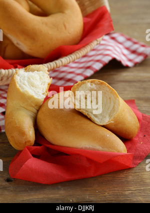 Mini panini dolci crescent sul tavolo di legno Foto Stock