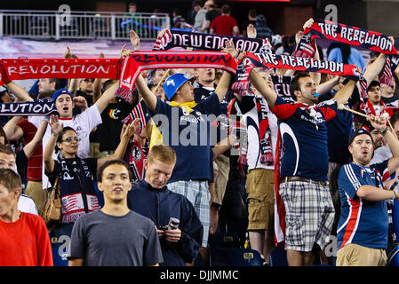 14 agosto 2010 - Foxboro, Massachusetts, Stati Uniti d'America - 14 August, 2010: Nuova Inghilterra rivoluzione stagione biglietto tifosi mostrano il loro spirito di squadra durante la partita a Gillette Stadium di Foxboro, Massachusetts. La Nuova Inghilterra Rivoluzione ha sconfitto la Houston Dynamo 1-0..Mandatory Credit: contrassegnare la casella / Southcreek globale di credito (Immagine: © Southcreek globale/ZUMApress.com) Foto Stock