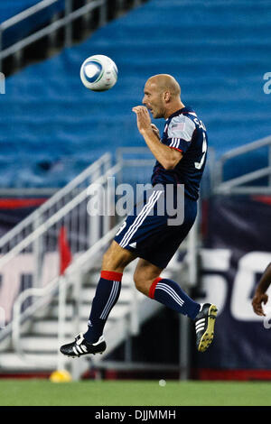 14 agosto 2010 - Foxboro, Massachusetts, Stati Uniti d'America - 14 August, 2010: Nuova Inghilterra Rivoluzione Ilija avanti Stolica (9)capi la palla in Houston Dynamo il territorio durante il primo periodo di match play a Gillette Stadium di Foxboro, Massachusetts. La Nuova Inghilterra Rivoluzione ha sconfitto la Houston Dynamo 1-0..Mandatory Credit: contrassegnare la casella / Southcreek Global (credito Foto Stock