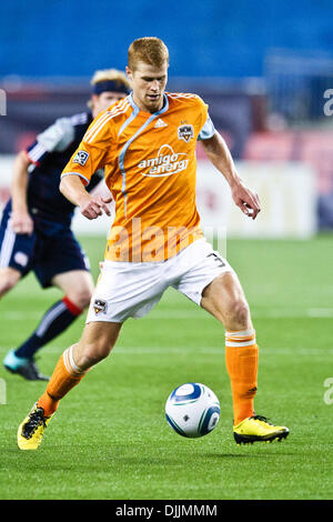 14 agosto 2010 - Foxboro, Massachusetts, Stati Uniti d'America - 14 August, 2010: Houston Dynamo Defender Andrew Hainaut (31)si sposta la sfera nel New England Revolution territorio durante il primo periodo di match play a Gillette Stadium di Foxboro, Massachusetts. La Nuova Inghilterra Rivoluzione ha sconfitto la Houston Dynamo 1-0..Mandatory Credit: contrassegnare la casella / Southcreek Global (credito Im Foto Stock