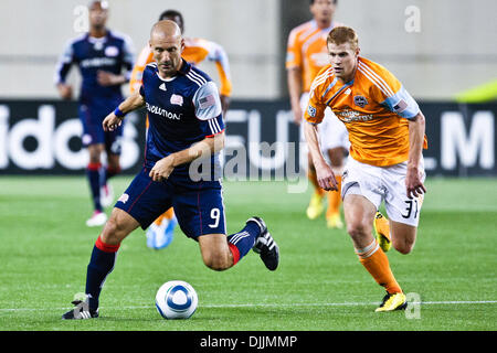 14 agosto 2010 - Foxboro, Massachusetts, Stati Uniti d'America - 14 August, 2010: Nuova Inghilterra Rivoluzione Ilija avanti Stolica (9) sposta la sfera nella posizione di punteggio come Houston Dynamo Defender Andrew Hainaut (31) si muove nel difendere a Gillette Stadium di Foxboro, Massachusetts. La Nuova Inghilterra Rivoluzione ha sconfitto la Houston Dynamo 1-0..Mandatory Credit: contrassegnare la casella / Southc Foto Stock