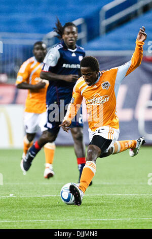 14 agosto 2010 - Foxboro, Massachusetts, Stati Uniti d'America - 14 August, 2010: Houston Dynamo centrocampista Lovel Palmer (22) sposta la sfera nel New England Revolution territorio durante il match play a Gillette Stadium di Foxboro, Massachusetts. La Nuova Inghilterra Rivoluzione ha sconfitto la Houston Dynamo 1-0..Mandatory Credit: contrassegnare la casella / Southcreek globale di credito (Immagine: © Southcree Foto Stock