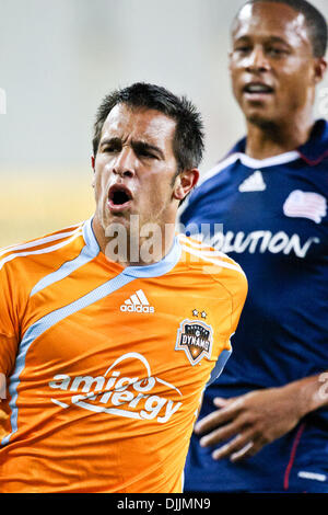 14 agosto 2010 - Foxboro, Massachusetts, Stati Uniti d'America - 14 August, 2010: Houston Dynamo centrocampista Danny Cruz (5) visualizza il suo dispiacere con un arbitro chiamata durante la partita contro la Nuova Inghilterra rivoluzione a Gillette Stadium di Foxboro, Massachusetts. La Nuova Inghilterra Rivoluzione ha sconfitto la Houston Dynamo 1-0..Mandatory Credit: contrassegnare la casella / Southcreek globale (C Foto Stock