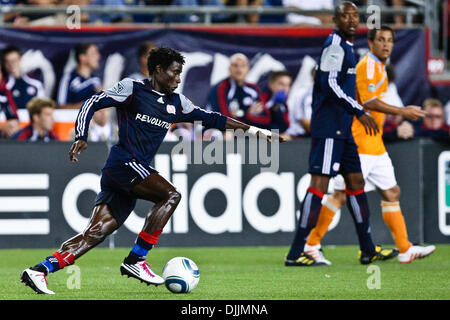 14 agosto 2010 - Foxboro, Massachusetts, Stati Uniti d'America - 14 August, 2010: Nuova Inghilterra Rivoluzione Defender Emmanuel OSEI (5) sposta la sfera al di fuori della Nuova Inghilterra rivoluzione territorio durante la partita contro la Houston Dynamo Gillette Stadium di Foxboro, Massachusetts. La Nuova Inghilterra Rivoluzione ha sconfitto la Houston Dynamo 1-0..Mandatory Credit: contrassegnare la casella / Southcreek Foto Stock