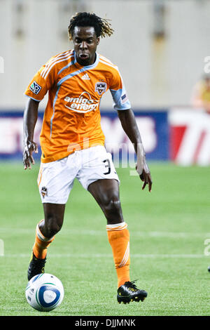 14 agosto 2010 - Foxboro, Massachusetts, Stati Uniti d'America - 14 August, 2010: Houston Dynamo avanti Joseph Ngwenya (33) sposta la sfera nel New England Revolution territorio durante il secondo periodo di match play contro la Nuova Inghilterra rivoluzione a Gillette Stadium di Foxboro, Massachusetts. La Nuova Inghilterra Rivoluzione ha sconfitto la Houston Dynamo 1-0..Mandatory Credit: Foto Stock