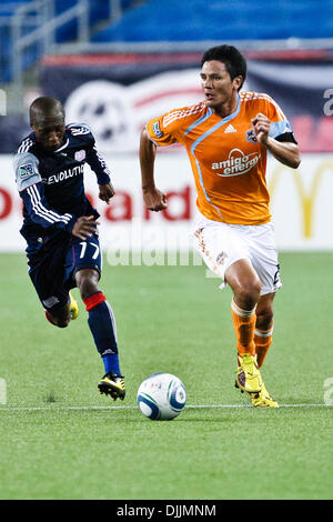 14 agosto 2010 - Foxboro, Massachusetts, Stati Uniti d'America - 14 August, 2010: Houston Dynamo avanti Brian Ching (25) sposta la sfera nel New England Revolution territorio a Gillette Stadium di Foxboro, Massachusetts. La Nuova Inghilterra Rivoluzione ha sconfitto la Houston Dynamo 1-0..Mandatory Credit: contrassegnare la casella / Southcreek globale di credito (Immagine: © Southcreek globale/ZUMApress.com Foto Stock