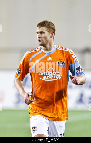 14 agosto 2010 - Foxboro, Massachusetts, Stati Uniti d'America - 14 August, 2010: Houston Dynamo Defender Andrew Hainaut (31) acceso in posizione per ricevere un pass durante i minuti finali della partita contro la Nuova Inghilterra rivoluzione a Gillette Stadium di Foxboro, Massachusetts. La Nuova Inghilterra Rivoluzione ha sconfitto la Houston Dynamo 1-0..Mandatory Credit: contrassegnare la casella / Foto Stock