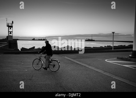 Anziani ciclista dalla bocca della Senna, Le Havre, Francia Foto Stock