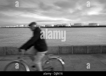 Anziani ciclista dalla bocca della Senna, Le Havre, Francia Foto Stock