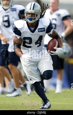 15 agosto 2010 - Oxnard in California, Stati Uniti d'America - 15 AGO 2010: Dallas Cowboys running back, MARION BARBER (#24) percorre la sfera contro la difesa, durante le pratiche di preseason a Oxnard in California .Credito: Tony Leon / Southcreek globale di credito (Immagine: © Southcreek globale/ZUMApress.com) Foto Stock