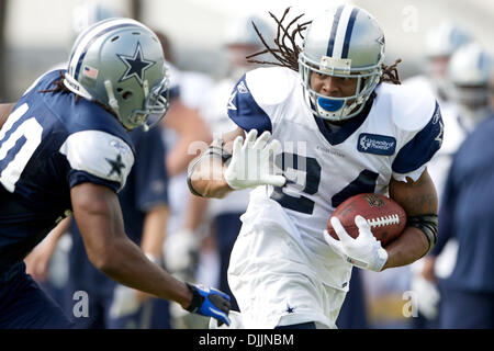 15 agosto 2010 - Oxnard in California, Stati Uniti d'America - 15 AGO 2010: Dallas Cowboys running back, MARION BARBER (#24) percorre la sfera contro la difesa, durante le pratiche di preseason a Oxnard in California .Credito: Tony Leon / Southcreek globale di credito (Immagine: © Southcreek globale/ZUMApress.com) Foto Stock