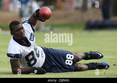 15 agosto 2010 - Oxnard in California, Stati Uniti d'America - 15 August 2010: Dallas Cowboys WR (#88) DEZ BRYANT si allunga con il team prima dell'inizio del secondo giorno del 2010 Dallas Cowboys Training Camp in Oxnard in California. Credito: Brandon Parry / Southcreek globale di credito (Immagine: © Southcreek globale/ZUMApress.com) Foto Stock