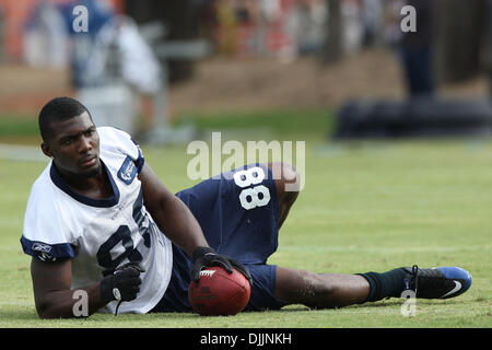 15 agosto 2010 - Oxnard in California, Stati Uniti d'America - 15 August 2010: Dallas Cowboys WR (#88) DEZ BRYANT si allunga con il team prima dell'inizio del secondo giorno del 2010 Dallas Cowboys Training Camp in Oxnard in California. Credito: Brandon Parry / Southcreek globale di credito (Immagine: © Southcreek globale/ZUMApress.com) Foto Stock