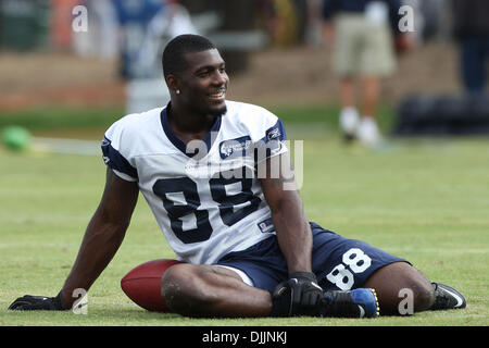 15 agosto 2010 - Oxnard in California, Stati Uniti d'America - 15 August 2010: Dallas Cowboys WR (#88) DEZ BRYANT si allunga con il team prima dell'inizio del secondo giorno del 2010 Dallas Cowboys Training Camp in Oxnard in California. Credito: Brandon Parry / Southcreek globale di credito (Immagine: © Southcreek globale/ZUMApress.com) Foto Stock