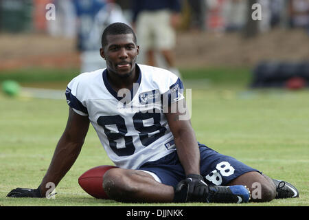 15 agosto 2010 - Oxnard in California, Stati Uniti d'America - 15 August 2010: Dallas Cowboys WR (#88) DEZ BRYANT si allunga con il team prima dell'inizio del secondo giorno del 2010 Dallas Cowboys Training Camp in Oxnard in California. Credito: Brandon Parry / Southcreek globale di credito (Immagine: © Southcreek globale/ZUMApress.com) Foto Stock