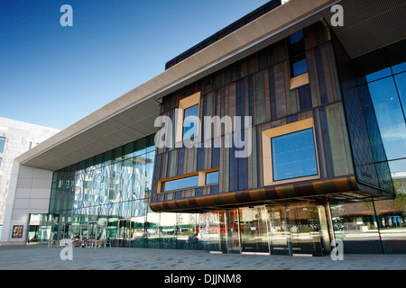 Parte anteriore esterna del cast, luogo di spettacolo su Sir Nigel Gresley Square, che ha aperto il 2013, Doncaster, South Yorkshire Foto Stock