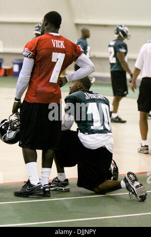 15 agosto 2010 - Betlemme, Pennsylvania, Stati Uniti d'America - 15 August 2010: Philadelphia Eagles WR DESEAN JACKSON (#10) parla con QB MICHAEL VICK (#7) durante il training camp presso la Lehigh University a Betlemme, PA. Credito: Kate McGovern / Southcreek globale di credito (Immagine: © Southcreek globale/ZUMApress.com) Foto Stock