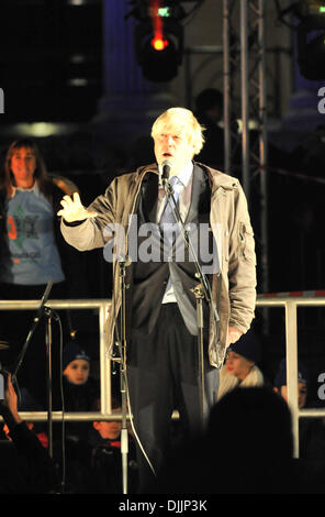 Trafalgar Square, Londra, Regno Unito. Il 28 novembre 2013. Sindaco di Londra Boris Johnson illumina il Menorah in Trafalgar Square per Chanukah nella piazza 2013 Credit: Matteo Chattle/Alamy Live News Foto Stock