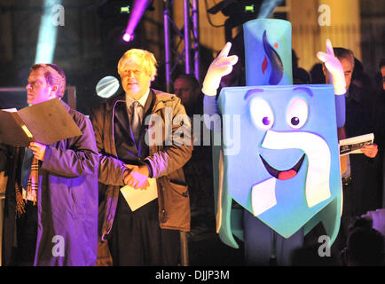 Trafalgar Square, Londra, Regno Unito. Il 28 novembre 2013. Sindaco di Londra Boris Johnson illumina il Menorah in Trafalgar Square per Chanukah nella piazza 2013 Credit: Matteo Chattle/Alamy Live News Foto Stock