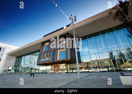 Parte anteriore esterna del cast, luogo di spettacolo su Sir Nigel Gresley Square, che ha aperto il 2013, Doncaster, South Yorkshire Foto Stock
