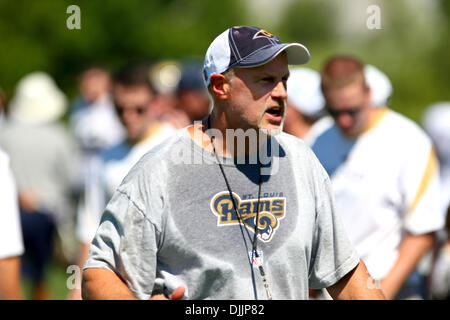 Agosto 16, 2010 - Città di Massa, Missouri, Stati Uniti d'America - Agosto 16, 2010: coordinatore difensivo Ken Flajole durante il Saint Louis Rams pomeriggio training camp tenuto a Russell Training Center nella città di Massa, Missouri. Credito: Scott Kane / Southcreek globale di credito (Immagine: © Southcreek globale/ZUMApress.com) Foto Stock