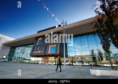 Parte anteriore esterna del cast, luogo di spettacolo su Sir Nigel Gresley Square, che ha aperto il 2013, Doncaster, South Yorkshire Foto Stock