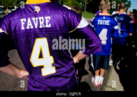 Agosto 17, 2010 - Eden Prairie, Minnesota, Stati Uniti - Minnesota Vikings quarterback Brett Favre arrivati al Winter Park per iniziare la sua seconda stagione con i vichinghi. IN QUESTA FOTO: ] Vichinghi fans attendere fuori Winter Park a testimoniare Minnesota Vikings quarterback Brett Favre arrivare ad iniziare la sua seconda stagione xx nella NFL. (Credito Immagine: © Minneapolis Star Tribune/ZUMApress.com) Foto Stock