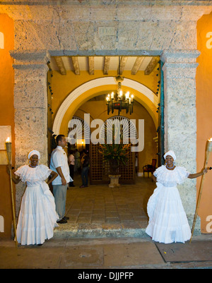 Donne in costume tradizionale, Cartagena, Colombia Foto Stock
