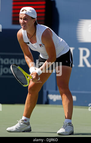 Agosto 19, 2010 - Montreal, Quebec, Canada - Undicesimo-seeded Svetlana KUZNETSOVA dalla Russia attende il servire di Settimo-seeded AGNIESKA RADWANSKA dalla Polonia durante il Rogers Tennis Cup a Stade Uniprix. KUZNETSOVA RADWANSKA sconfitto in 3 set di anticipo per i quarti di finale..Mandatory Credit: Philippe Champoux / Southcreek globale di credito (Immagine: © Phillippe Champoux/Southcreek Foto Stock