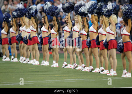 Agosto 19, 2010 - Montreal, Quebec, Canada - Monreal Alouettes' cheerleaders benvenuti i loro giocatori sul campo prima del CFL gioco tra il Winnipeg Blue Bombers e il Montreal Alouettes a Percival-Molson Stadium. Il Alouettes sconfitto il Blue Bombers 39-17..Mandatory Credit: Philippe Champoux / Southcreek globale di credito (Immagine: © Phillippe Champoux/Southcreek globale/ZUMApr Foto Stock