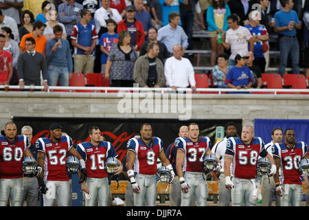 Agosto 19, 2010 - Montreal, Quebec, Canada - Montreal Alouettes, giocatori line up per il Canadese inno nazionale prima del CFL azione di gioco tra il Winnipeg Blue Bombers e il Montreal Alouettes a Percival-Molson Stadium. Il Alouettes sconfitto il Blue Bombers 39-17..Mandatory Credit: Philippe Champoux / Southcreek globale di credito (Immagine: © Phillippe Champoux/Southcreek Glob Foto Stock