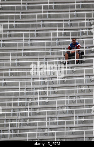 Agosto 19, 2010 - Montreal, Quebec, Canada - Montreal Alouettes' fan attendono pazientemente il CFL gioco tra il Winnipeg Blue Bombers e il Montreal Alouettes a Percival-Molson Stadium. Il Alouettes sconfitto il Blue Bombers 39-17..Mandatory Credit: Philippe Champoux / Southcreek globale di credito (Immagine: © Phillippe Champoux/Southcreek globale/ZUMApress.com) Foto Stock