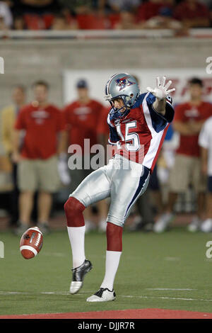 Agosto 19, 2010 - Montreal, Quebec, Canada - Montreal Alouettes' kicker Damon Duval (#15) CFL in azione di gioco tra il Winnipeg Blue Bombers e il Montreal Alouettes a Percival-Molson Stadium. Il Alouettes sconfitto il Blue Bombers 39-17..Mandatory Credit: Philippe Champoux / Southcreek globale di credito (Immagine: © Phillippe Champoux/Southcreek globale/ZUMApress.com) Foto Stock