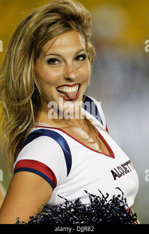 Agosto 19, 2010 - Montreal, Quebec, Canada - Monreal Alouettes' cheerleader durante il CFL gioco tra il Winnipeg Blue Bombers e il Montreal Alouettes a Percival-Molson Stadium. Il Alouettes sconfitto il Blue Bombers 39-17..Mandatory Credit: Philippe Champoux / Southcreek globale di credito (Immagine: © Phillippe Champoux/Southcreek globale/ZUMApress.com) Foto Stock