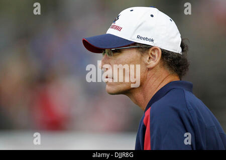 Agosto 19, 2010 - Montreal, Quebec, Canada - Montreal Alouettes' allenatore Marc Trestman durante il CFL gioco tra il Winnipeg Blue Bombers e il Montreal Alouettes a Percival-Molson Stadium. Il Alouettes sconfitto il Blue Bombers 39-17..Mandatory Credit: Philippe Champoux / Southcreek globale di credito (Immagine: © Phillippe Champoux/Southcreek globale/ZUMApress.com) Foto Stock