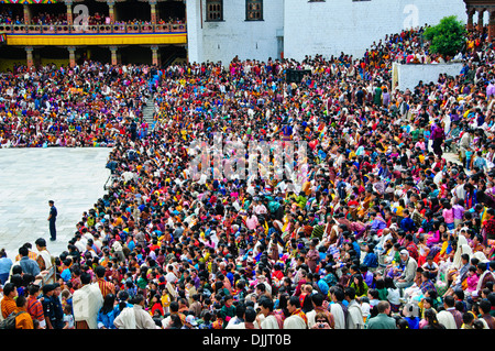 Tashichhoe Dzong,Fort,Thimphu,4 giorni di Festival Tsechu,mascherata monaco buddista ballerini, musicisti,persone in costumi tradizionali,Bhutan Foto Stock