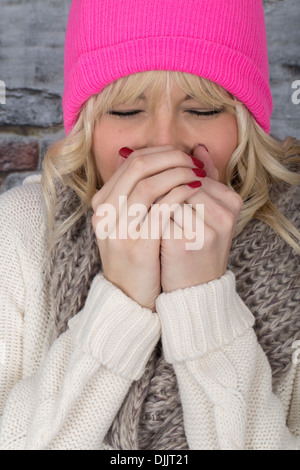 Modello rilasciato. attraente giovane donna starnuti Foto Stock