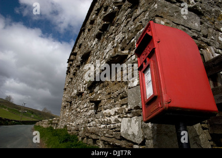 Rural Elizabeth II lampada postbox nr Muker, Swaledale, Yorkshire Dales, Inghilterra Foto Stock