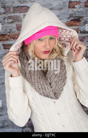 Modello rilasciato. Felice giovane donna che indossa un cappotto con cappuccio Foto Stock