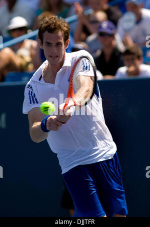 Aug 19, 2010 - Cincinnati, Ohio, Stati Uniti - ANDY MURRAY colpi di rovescio di di un Ernests GULBIS servire. Murray avrebbe vinto questo terzo round della partita del 2010 occidentale e meridionale del gruppo finanziario del torneo di tennis. Questo è il giorno 4. Murray avrebbe vinto 4-6, 6-3, 7-6. (Credito Immagine: © Andrew patrono/ZUMApress.com) Foto Stock